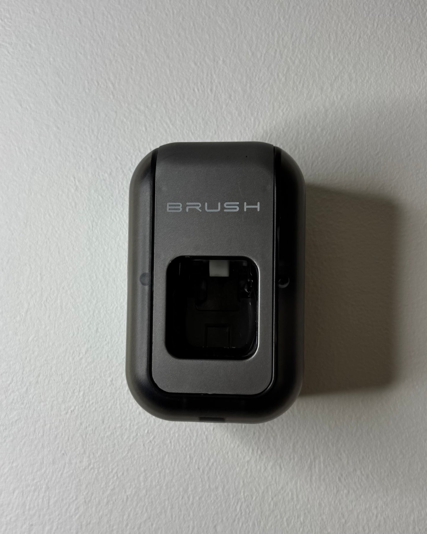 Distributeur de dentifrice pour salle de bain